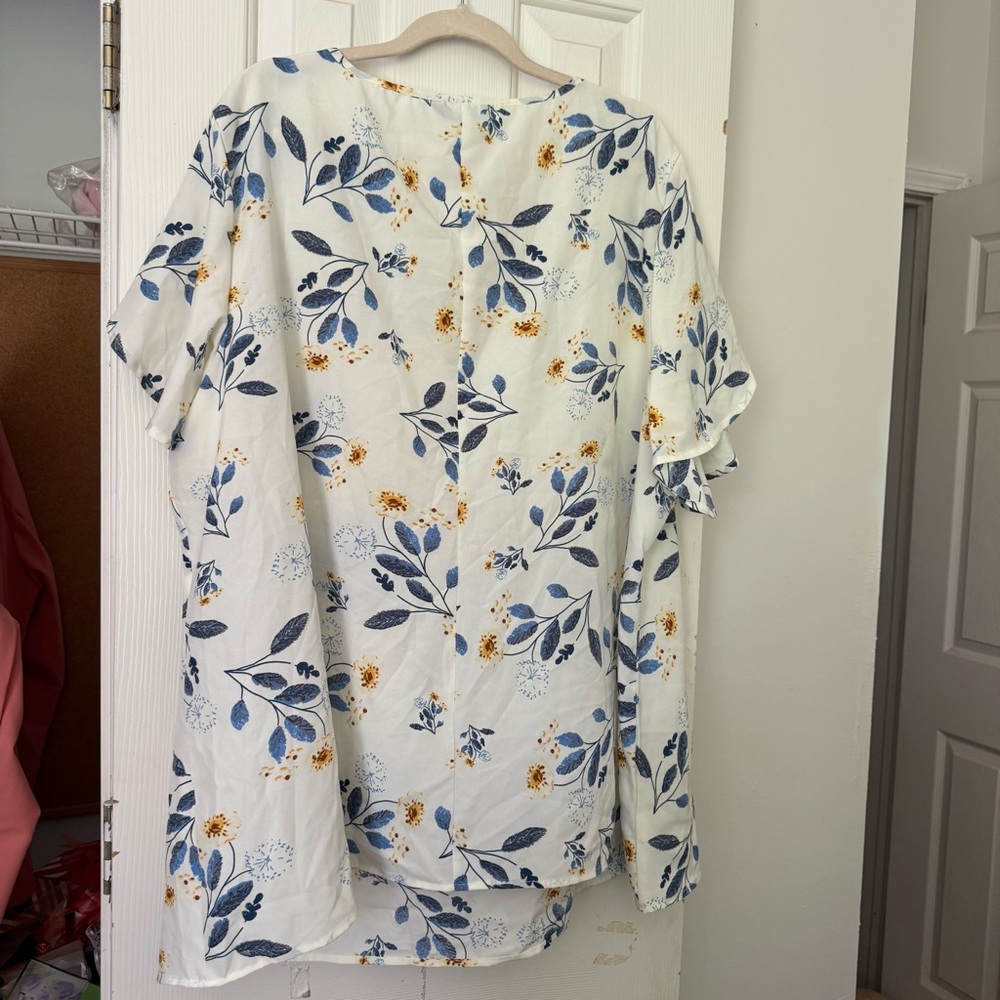 BloomChic Cream V-neck Blouse with Tulip Sleeves Never Worn - Picture 2 of 3